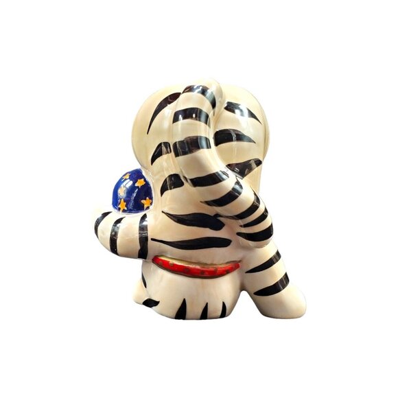 Trio Of Playful Kittens Playing with Circus Balls Porcelain Figurines - Picture 7 of 16